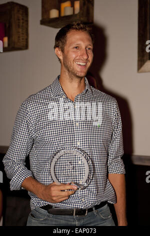 Costa Mesa, CA. 18 Nov, 2014. Costa Mesa, CA - Novembre 18th, 2014 -Theo Brunner reçoit le prix du meilleur malveillant en 2014 à l'AVP (Association des professionnels de volley-ball) 2014 Banquet de remise de prix tenue à la vie sociale à Costa Mesa, CA. Photo par Wally Nell/DIG Magazine/ZUMA Press Crédit : Wally Nell/ZUMA/Alamy Fil Live News Banque D'Images