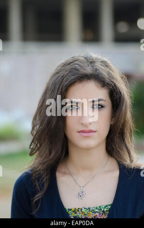 Portrait d'une jeune fille à l'extérieur du Moyen-Orient grave Banque D'Images