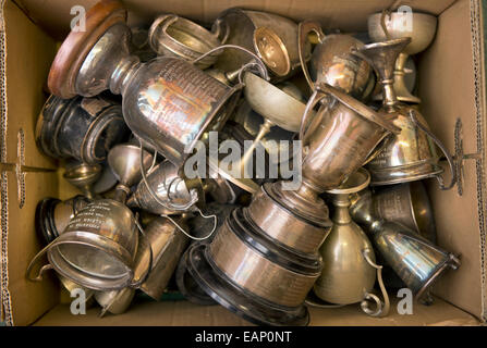 Une boîte en carton pleine de vieille école tasses et trophées UK Banque D'Images