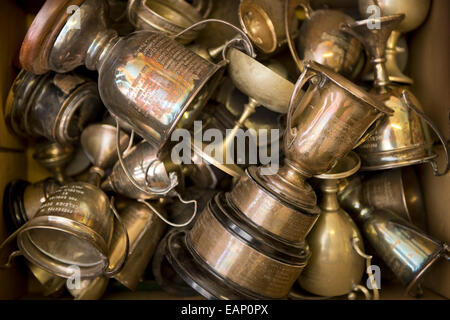 Une boîte en carton pleine de vieille école tasses et trophées UK Banque D'Images