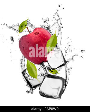 Pomme Rouge avec des cubes de glace, isolé sur fond blanc Banque D'Images