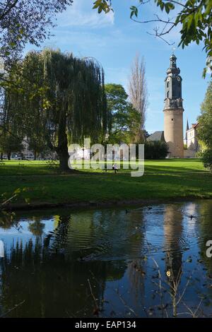Château de Weimar tower reflète dans une rivière Banque D'Images