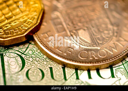 Pre-virgule devise britannique - 3d, demi-couronne et pound note Banque D'Images