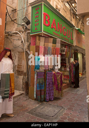 Souk Textile / vente du marché des vêtements traditionnels et des tissus colorés à l'allée, à l'ino ld Secteur de ville de DUBAÏ, ÉMIRATS ARABES UNIS Banque D'Images