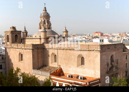 Cityscape view sur les toits la Iglesia de la Anunciación en premier plan, Séville, Espagne Banque D'Images