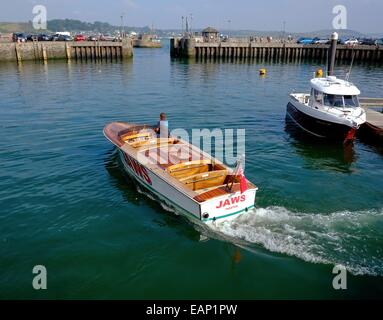 Un bateau nommé Jaws laissant Padstow Cornwall,port,England uk Banque D'Images