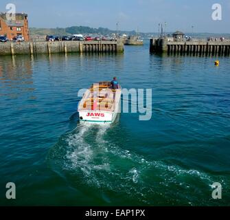 Un bateau nommé Jaws laissant Padstow Cornwall,port,England uk Banque D'Images