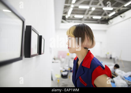 Un artiste au travail en studio. Banque D'Images