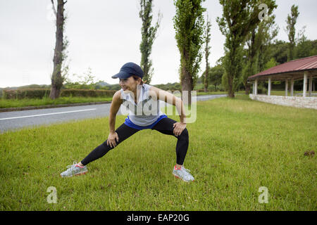 Une femme exerçant à l'extérieur. Banque D'Images