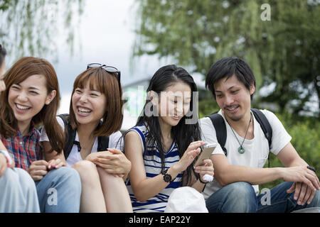 Groupe d'amis dans le parc. Banque D'Images