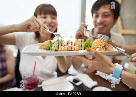 Groupe d'amis partageant un repas. Banque D'Images