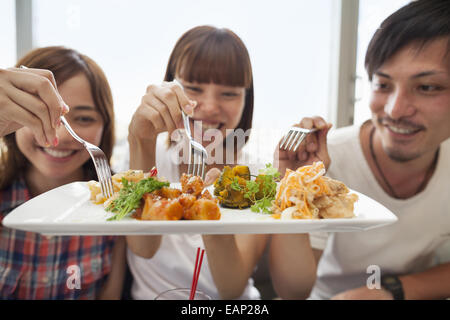 Groupe d'amis partageant un repas. Banque D'Images