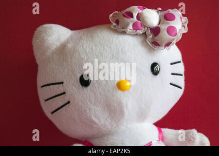 Bonjour Kitty Soft visage adorable en peluche et head set sur fond rose Banque D'Images