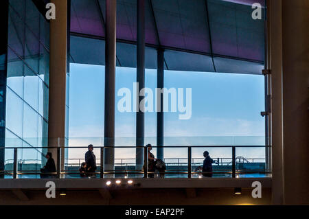 Deux terminaux passagers dans le passage libre au nouveau terminal à l'aéroport London Heathrow Banque D'Images