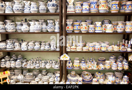 Afficher de la poterie dans l'église de Santa Ana en carreaux de céramique boutique dans Triana, Séville, Espagne Banque D'Images