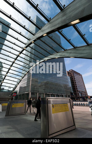 Vue grand angle à la recherche de l'entrée de la station Canary Wharf vers l'immeuble de JP Morgan. Banque D'Images