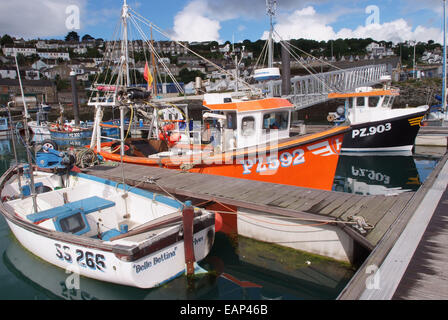 Le port de Newlyn et marina, Cornwall, uk, montrant la capture de crabes d'être déchargé d'un bateau de pêche Banque D'Images