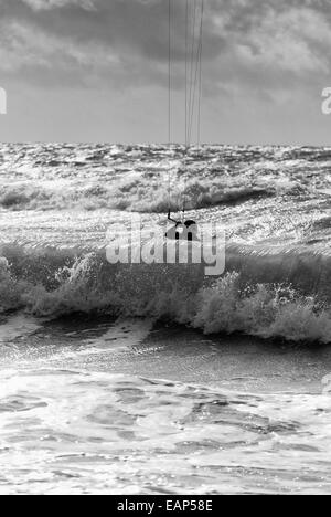 Les conditions difficiles de Porth Neigwl au kitesurf, au nord du Pays de Galles, Royaume-Uni Banque D'Images