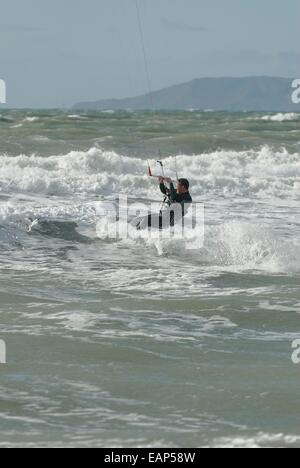 Les conditions difficiles de Porth Neigwl au kitesurf, au nord du Pays de Galles, Royaume-Uni Banque D'Images