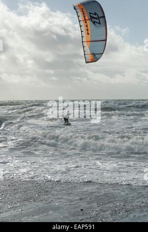 Les conditions difficiles de Porth Neigwl au kitesurf, au nord du Pays de Galles, Royaume-Uni Banque D'Images