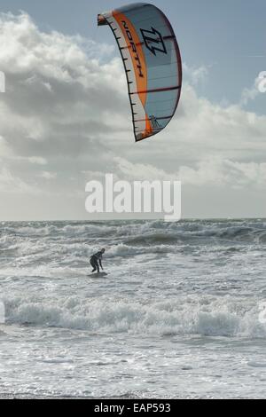 Les conditions difficiles de Porth Neigwl au kitesurf, au nord du Pays de Galles, Royaume-Uni Banque D'Images