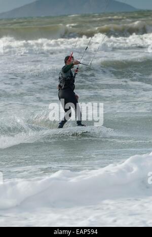 Les conditions difficiles de Porth Neigwl au kitesurf, au nord du Pays de Galles, Royaume-Uni Banque D'Images