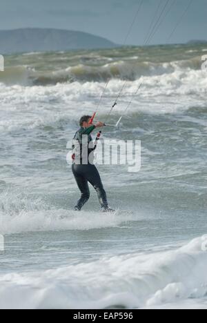 Les conditions difficiles de Porth Neigwl au kitesurf, au nord du Pays de Galles, Royaume-Uni Banque D'Images