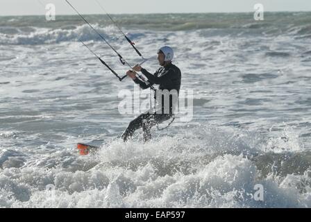 Les conditions difficiles de Porth Neigwl au kitesurf, au nord du Pays de Galles, Royaume-Uni Banque D'Images