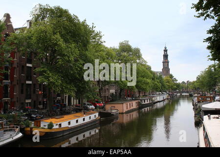 Chambre bateaux le long du canal Prinsengracht avec Westerkerk historique du 17ème siècle, le centre d'Amsterdam, les Pays-Bas dans l'arrière-plan Banque D'Images