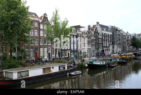 Péniches le long du canal Prinsengracht avec le 17e siècle Westerkerk à Amsterdam, les Pays-Bas dans l'arrière-plan Banque D'Images