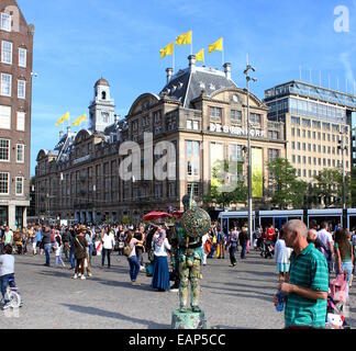Grand magasin Bijenkorf monumentale à Amsterdam sur le coin de la place du Dam et le Damrak, les touristes à la recherche lors d'une statue vivante Banque D'Images