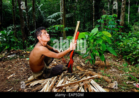 Tohab Hutagalung, villageois, tenant un fusil à air à la recherche d'une autre source de protéines dans la forêt de Sitahuis, au nord de Sumatra, en Indonésie. Banque D'Images