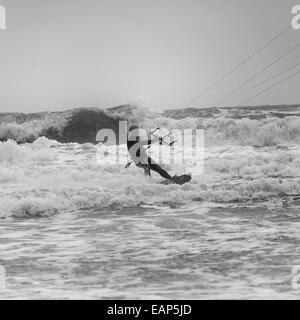 Les conditions difficiles de Porth Neigwl au kitesurf, au nord du Pays de Galles, Royaume-Uni Banque D'Images