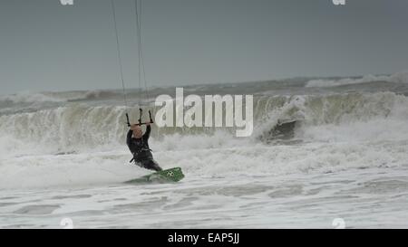 Les conditions difficiles de Porth Neigwl au kitesurf, au nord du Pays de Galles, Royaume-Uni Banque D'Images