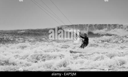 Les conditions difficiles de Porth Neigwl au kitesurf, au nord du Pays de Galles, Royaume-Uni Banque D'Images