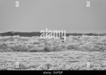 Les conditions difficiles de Porth Neigwl au kitesurf, au nord du Pays de Galles, Royaume-Uni Banque D'Images