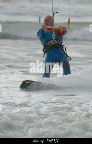 Les conditions difficiles de Porth Neigwl au kitesurf, au nord du Pays de Galles, Royaume-Uni Banque D'Images