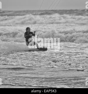 Les conditions difficiles de Porth Neigwl au kitesurf, au nord du Pays de Galles, Royaume-Uni Banque D'Images