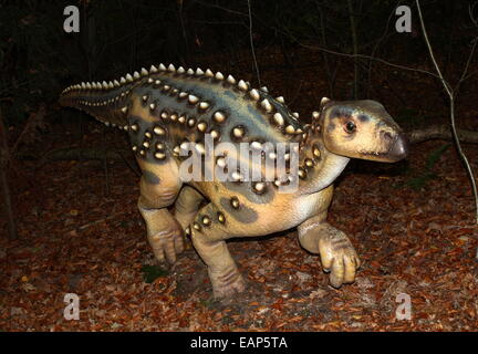 Modèle d'une ère jurassique. Scelidodaurus Full-size et réaliste à Dinopark statue dino Zoo Amersfoort, Pays-Bas Banque D'Images