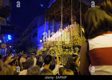 Mars religieux de la "Virgen del Rocio' dans le centre-ville de Huelva en Espagne. Montrer aux gens à prendre des photos avec des téléphones cellulaires Banque D'Images