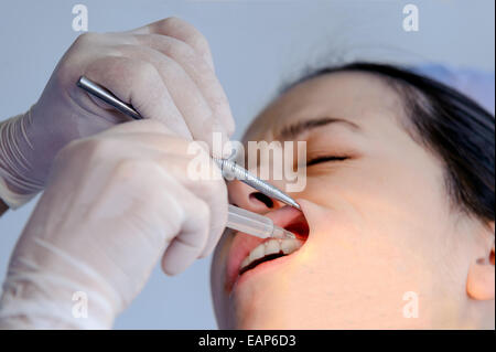 Femme ayant examiné les dents à un dentiste Banque D'Images