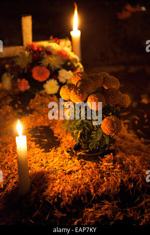 Fleurs de souci jaune, connu sous le nom de bougies, et chargés de décorer une tombe au cimetière de San Gregorio Atlapulco, Mexique Banque D'Images