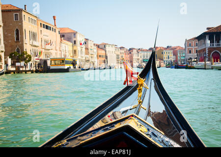 Une vue de gondola pendant le trajet à travers les canaux de Venise en Italie Banque D'Images