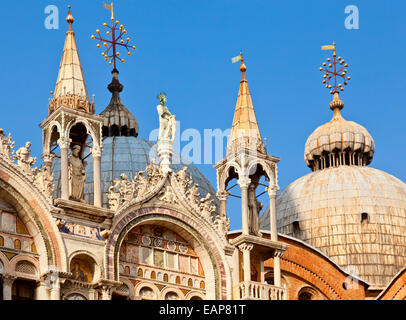 Détails sur le toit de la Cathédrale Patriarcale Basilique Saint Marc à Venise Banque D'Images