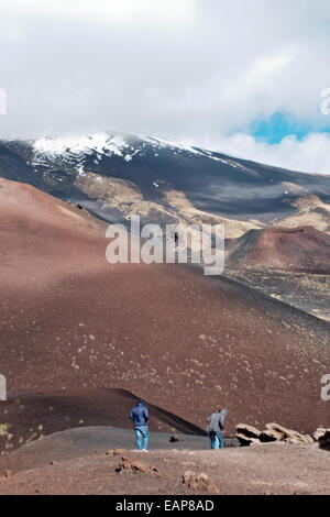 L'Etna enneigé, l'un des volcans les plus actifs du monde, culminant à 3 329 mètres (10 922 pieds), est une importante destination touristique. La Sicile avec quatorze pour cent du taux de chômage, l'un des plus élevés en Italie, des navigateurs de l'économie se tournent vers le tourisme comme une source importante de revenus dans l'avenir tout au long de l'île. Banque D'Images