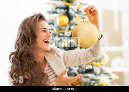 Portrait of smiling young woman holding Christmas ball Banque D'Images