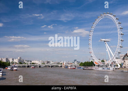 Londres 20 Aug 2013:la roue du millénaire se dresse sur la rive de la Tamise Banque D'Images