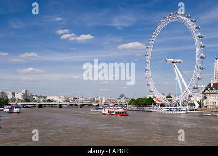 Londres 20 Aug 2013:la roue du millénaire se dresse sur la rive de la Tamise Banque D'Images