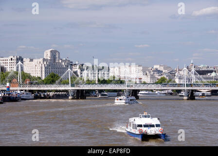 20 Août 2013 : Londres Tamise à Hungerford & Golden Jubilee Bridges Shell Mex House avant avec River Bus et Mercuria partie Banque D'Images