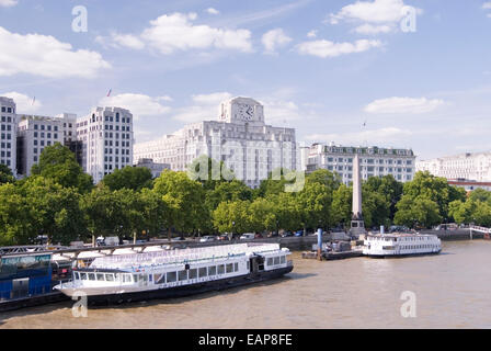 Londres 20 Aug 2013 : Shell Mex House et Cleopatra's Needle stand sur la Tamise et Victoria Embankment, London Banque D'Images